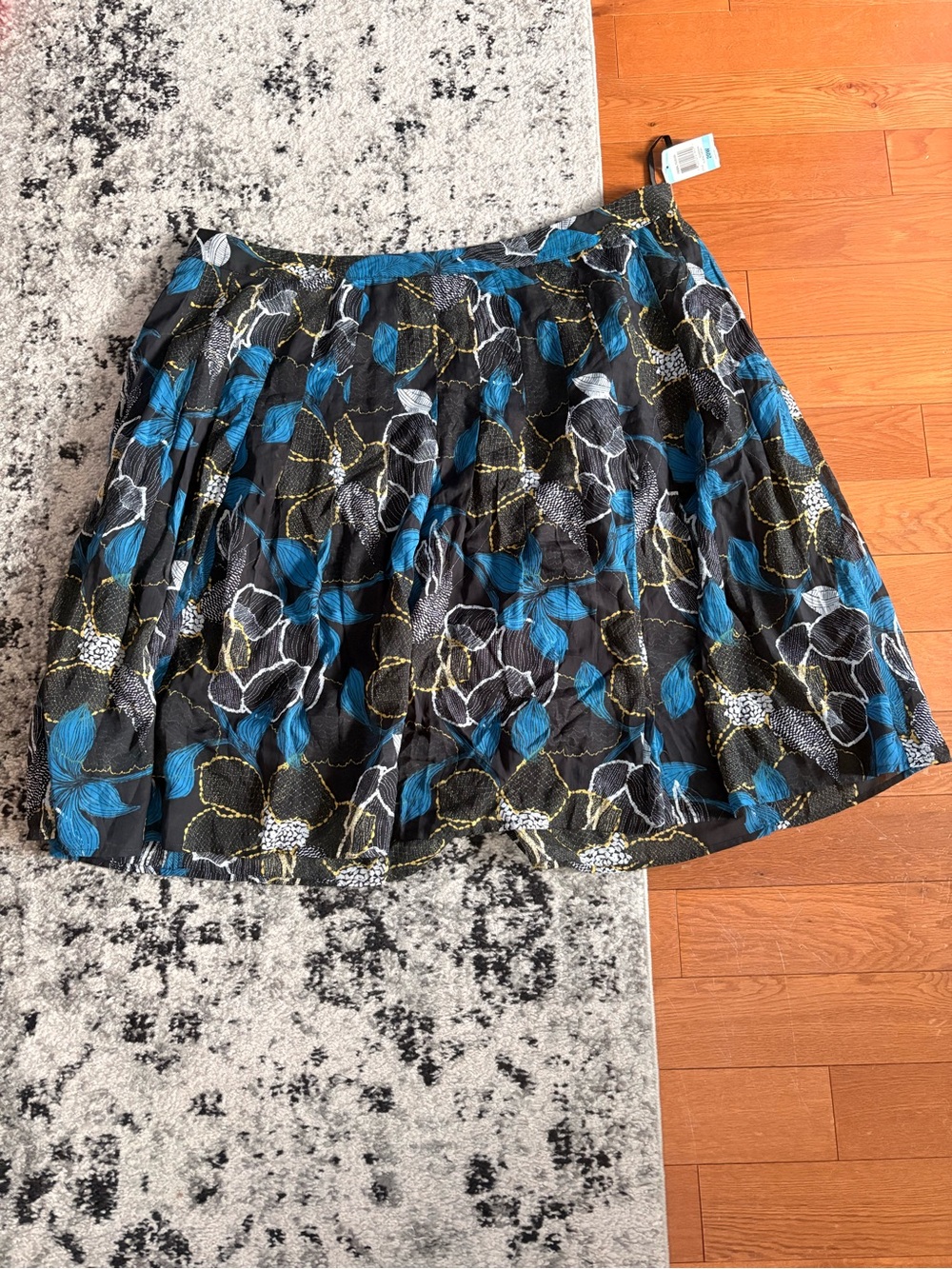 NWT Alfani Black Skirt with Blue & Yellow Floral Print - Plus Size 20W - Picture 2 of 4